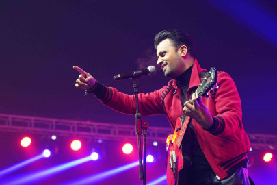 atif aslam sets stage on fire in houston with electrifying rendition of sayonee